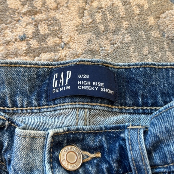 Gap High Rise Cheeky Short in Sz 6/28. Button Closure, Distressed, Raw Hem - Picture 2 of 4
